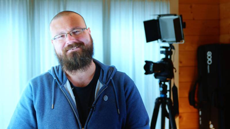 Devis création vidéos courte prix abordable pour LinkedIn et autres réseaux sociaux: présentation d'entreprise d'un photographe à Châtillon sur Chalaronne