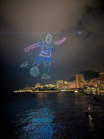 Footballeur drone lumineux